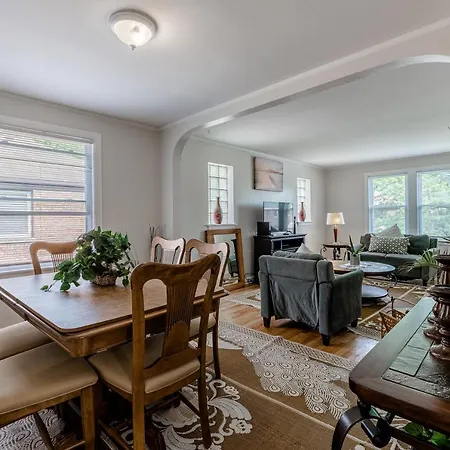 Enjoy Evanston! Slow Down After A Busy Day Sight Seeing - Walking Distance From Public Transportation Apts